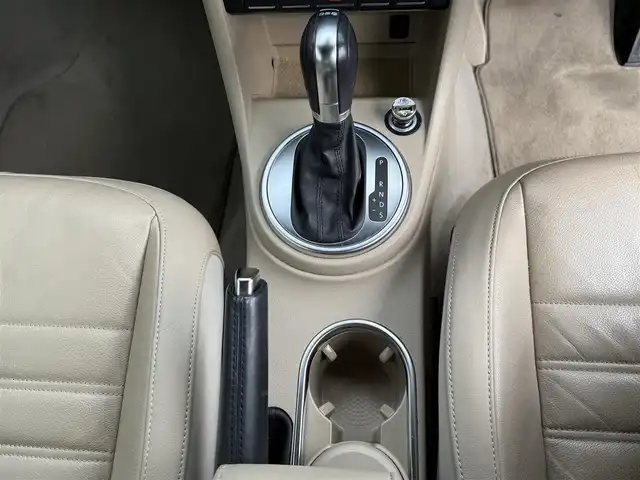 フォルクスワーゲン ザ・ビートル カブリオレ 長崎県 2014(平26)年 10.5万km 黒 登録時104120km/純正ナビ/・TV/・DVD/・Bluetooth/バックカメラ/D＋N席シートヒーター/オートヘッドライト/オープンカー/電動格納ミラー/MT付きAT