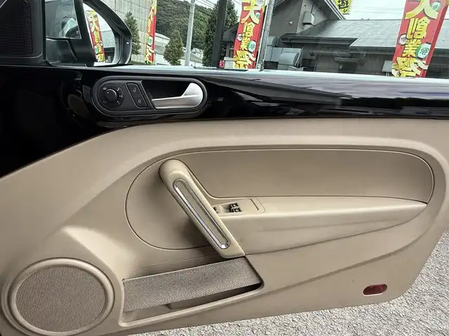 フォルクスワーゲン ザ・ビートル カブリオレ 長崎県 2014(平26)年 10.5万km 黒 登録時104120km/純正ナビ/・TV/・DVD/・Bluetooth/バックカメラ/D＋N席シートヒーター/オートヘッドライト/オープンカー/電動格納ミラー/MT付きAT