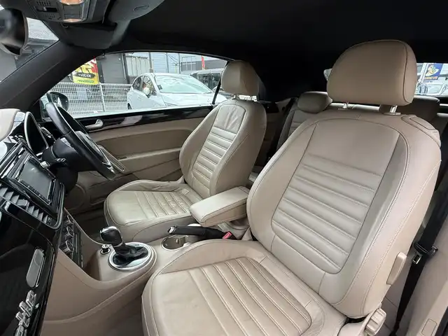 フォルクスワーゲン ザ・ビートル カブリオレ 長崎県 2014(平26)年 10.5万km 黒 登録時104120km/純正ナビ/・TV/・DVD/・Bluetooth/バックカメラ/D＋N席シートヒーター/オートヘッドライト/オープンカー/電動格納ミラー/MT付きAT