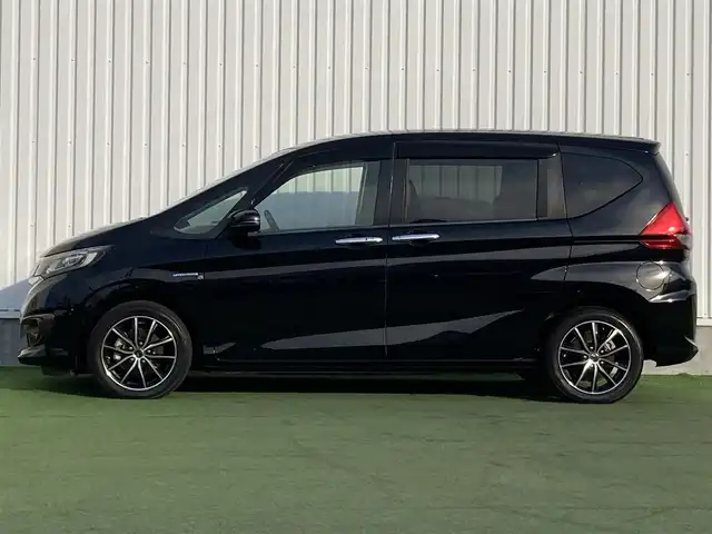 ホンダ フリード ハイブリット G ホンダセンシング 香川県 2016(平28)年 7.9万km クリスタルブラックパール パナソニック7型ナビ(CN-RX03D)/→AM/FM/フルセグTV/Bluetooth/CD/DVD/ホンダセンシング/・衝突軽減ブレーキ/・誤発進抑制機能/・歩行者事故低減ステアリング/・路外逸脱抑制機能/・渋滞追従機能付アダプティブ・クルーズ・コントロール/・車線維持支援システム/・オートハイビーム/バックカメラ/両側パワースライドドア/LEDヘッドライト/社外LEDフォグランプ/オートライト/前後ドライブレコーダー/ETC/社外16インチAW（SPORT KRONE）/電動格納ウィンカーミラー/アイドリングストップ/横滑り防止装置/パワーウィンドウ/オートエアコン/プッシュスタート/スマートキー