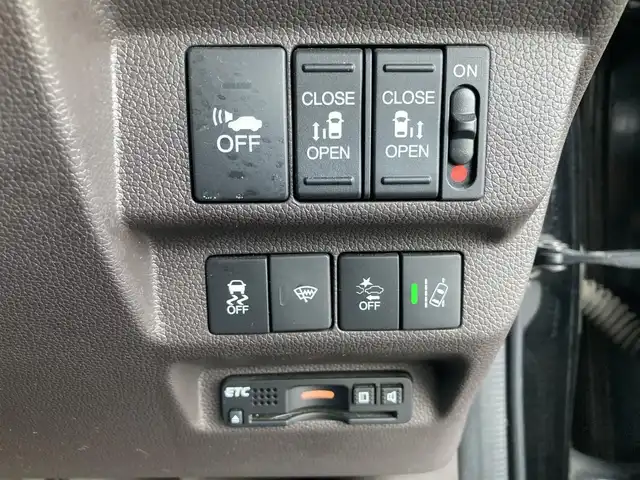 ホンダ フリード ハイブリット G ホンダセンシング 香川県 2016(平28)年 7.9万km クリスタルブラックパール パナソニック7型ナビ(CN-RX03D)/→AM/FM/フルセグTV/Bluetooth/CD/DVD/ホンダセンシング/・衝突軽減ブレーキ/・誤発進抑制機能/・歩行者事故低減ステアリング/・路外逸脱抑制機能/・渋滞追従機能付アダプティブ・クルーズ・コントロール/・車線維持支援システム/・オートハイビーム/バックカメラ/両側パワースライドドア/LEDヘッドライト/社外LEDフォグランプ/オートライト/前後ドライブレコーダー/ETC/社外16インチAW（SPORT KRONE）/電動格納ウィンカーミラー/アイドリングストップ/横滑り防止装置/パワーウィンドウ/オートエアコン/プッシュスタート/スマートキー