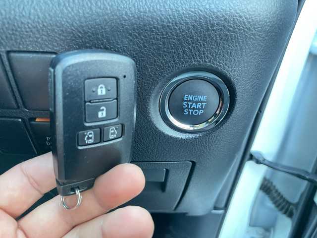 トヨタ アルファード S 神奈川県 2023(令5)年 1.3万km ホワイトパールクリスタルシャイン ワンオーナー/ダブルサンルーフ/純正ナビ（BT/AM/FM/Miracast）/フルセグTV/バックカメラ/トヨタセーフティセンス/レーンキープアシスト/レーダークルーズコントロール/クリアランスソナー/オートハイビーム/横滑り防止装置/両側パワースライドドア/革巻きステアリング/ステアリングスイッチ/LEDヘッドライト/フォグランプ/ビルトインETC/社外フロアマット/純正ドアバイザー/スマートキー　2本/プッシュスタート/保証書/取扱説明書