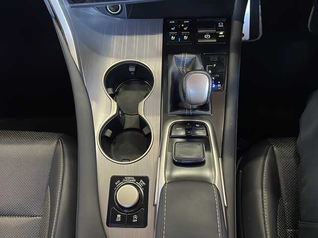 レクサス ＲＸ 200t Fスポーツ 静岡県 2017(平29)年 7.2万km ホワイトノーヴァガラスフレーク 純正メモリナビ/・CD/・DVD/・フルセグＴＶ/・Bluetooth/・USB/・AM/・FM/主要装備/・サンルーフ/・衝突軽減/・レーンキープ/・追従クルコン/・BSM/・コーナーセンサー前後/・バックカメラ/・ETC2.0/・ドラレコ前/・HUD/・パワーバックドア/・レザーシート/・パワーシートD/N席/・シートヒーターD/N席/・エアシートD/N席/・ハンドルヒーター/・ルーフレール/・社外フロアマット/・純正アルミホイール