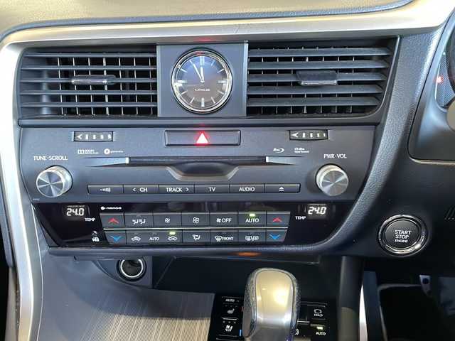 レクサス ＲＸ 200t Fスポーツ 静岡県 2017(平29)年 7.2万km ホワイトノーヴァガラスフレーク 純正メモリナビ/・CD/・DVD/・フルセグＴＶ/・Bluetooth/・USB/・AM/・FM/主要装備/・サンルーフ/・衝突軽減/・レーンキープ/・追従クルコン/・BSM/・コーナーセンサー前後/・バックカメラ/・ETC2.0/・ドラレコ前/・HUD/・パワーバックドア/・レザーシート/・パワーシートD/N席/・シートヒーターD/N席/・エアシートD/N席/・ハンドルヒーター/・ルーフレール/・社外フロアマット/・純正アルミホイール