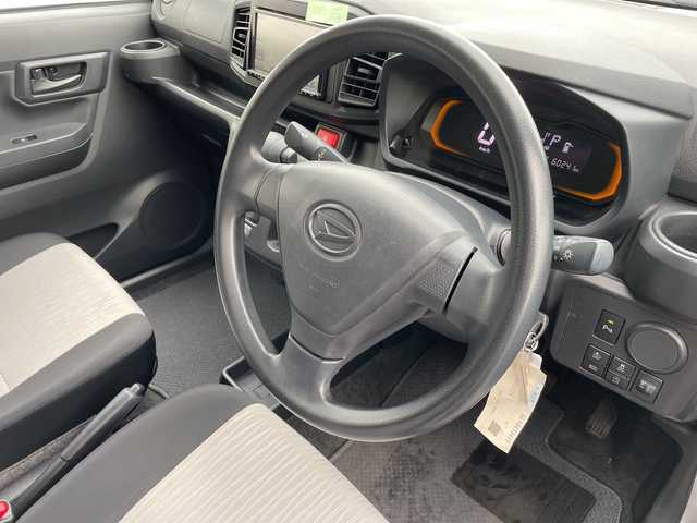 ダイハツ ミラ イース 富山県 2020(令2)年 6.1万km ブライトシルバーメタリック 禁煙車　/社外メモリナビ【Ｂｌｕｅｔｏｏｔｈ】　/ＵＳＢ　/ＩＰＯＤ　/ＡＵＸ　/バックカメラ　/アンチロックブレーキシステム/横滑り防止装置　/コーナーセンサー【前後】　/レーンアシスト　/盗難防止装置　/衝突被害軽減システム　/踏み間違い防止/アイドリングストップ/エアコン/取扱説明書/記録簿/パワーステアリング/パワーウィンドゥ/リモコンキー/スペアキー1本/社外フロアマット