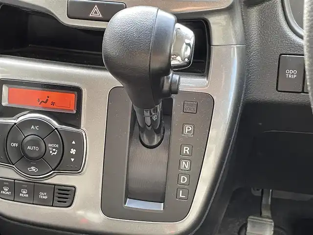 スズキ ソリオ HV MZ Dカメラ ブレーキS 滋賀県 2017(平29)年 3.2万km スターシルバーメタリック 純正ナビ/（フルセグTV/CD/Bluetooth/USB）/全方位カメラ/片側パワースライドドア/右側スライドイージークロージャー/クルーズコントロール/ステアリングスイッチ/リアスポイラー/リア席サンシェード/アイドリングストップ/レーンキープアシスト/純正フロアマット/スマートキー/スペアキー×1