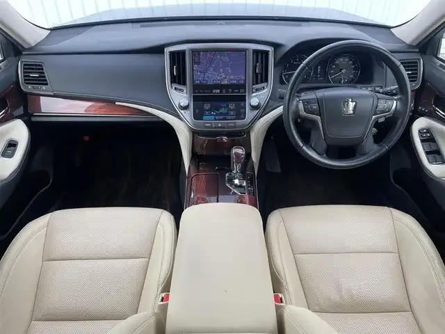 トヨタ クラウン ロイヤル ロイヤルサルーン G 福岡県 2016(平28)年 4.5万km ブラック メーカー純正ナビ/フルセグTV/CD/DVD/BT/HDD/AM/FM/パノラミックビューモニター/レーダークルーズコントロール/クリアランスソナー/純正17AW/ステアリングリモコン/オートハイビーム/HIDオートライト/フォグランプ/ビルトインETC/スマートキー/プッシュスタート/シートメモリー/パワーシート/シートベンチレーション/シートヒーター/ロールサンシェード