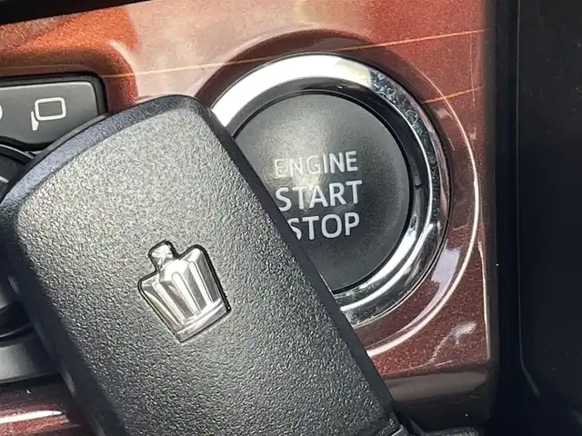 トヨタ クラウン ロイヤル ロイヤルサルーン G 福岡県 2016(平28)年 4.5万km ブラック メーカー純正ナビ/フルセグTV/CD/DVD/BT/HDD/AM/FM/パノラミックビューモニター/レーダークルーズコントロール/クリアランスソナー/純正17AW/ステアリングリモコン/オートハイビーム/HIDオートライト/フォグランプ/ビルトインETC/スマートキー/プッシュスタート/シートメモリー/パワーシート/シートベンチレーション/シートヒーター/ロールサンシェード