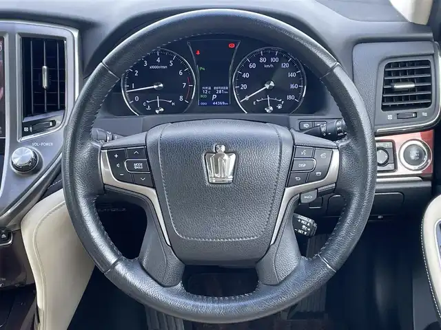 トヨタ クラウン ロイヤル ロイヤルサルーン G 福岡県 2016(平28)年 4.5万km ブラック メーカー純正ナビ/フルセグTV/CD/DVD/BT/HDD/AM/FM/パノラミックビューモニター/レーダークルーズコントロール/クリアランスソナー/純正17AW/ステアリングリモコン/オートハイビーム/HIDオートライト/フォグランプ/ビルトインETC/スマートキー/プッシュスタート/シートメモリー/パワーシート/シートベンチレーション/シートヒーター/ロールサンシェード