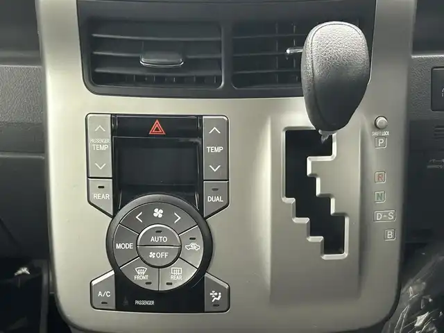 トヨタ ヴォクシー X Lエディション 埼玉県 2007(平19)年 16.2万km ホワイトパールクリスタルシャイン 純正ナビ　地デジ　ＣＤ　ＤＶＤ　バックカメラ　前後ドライブレコーダー　ＥＴＣ　片側パワースライドドア　横滑り防止機能　フロアマット　ドアバイザー　プッシュスタート　スマートキー　純正１５インチＡＷ