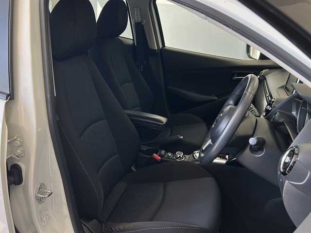 マツダ デミオ 13S 千葉県 2015(平27)年 6.5万km スノーフレイクホワイトパールマイカ 純正SDナビ/フルセグTV/DVD/CD/Bluetooth/USBソケット/バックカメラ/ETC/LEDヘッドライト/フォグランプ/純正アルミホイール/ステアリングスイッチ/アイドリングストップ/MTモード付きAT/ドアバイザー/スマートキー/スペアキー/取扱説明書/保証書