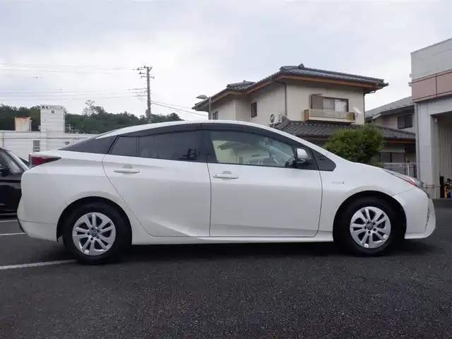 トヨタ プリウス S 静岡県 2016(平28)年 15.4万km ホワイトパールクリスタルシャイン  スマートキー/ プッシュスタート/ 純正SDナビ(NSCP-W64)/ バックカメラ/ Yupiteru 前後ドライブレコーダー/ ビルトインETC/ クルーズコントロール/ 純正LEDヘッドライト/ 純正フロアマット/ ドアバイザー