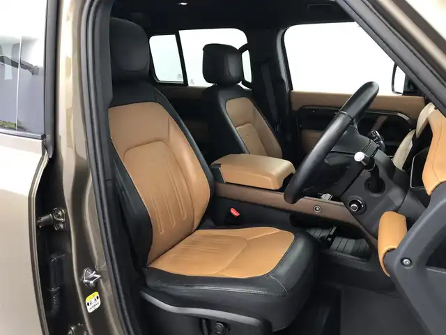 ランドローバー ランドローバー ディフェンダー XトロフィーED 愛知県 2021(令3)年 4.8万km 茶 20台限定特別仕様車/ボディーカラー「ゴンドワナストーン」/インテリアカラー「ヴィンテージタン／エボニー」/プロテクションフィルム施工済み/ワンオーナー/スライディングパノラミックルーフ/メリディアンサラウンドサウンド/コールドクライメートパック/赤キャリパー/ヘッドアップディスプレイ/置くだけ充電/デジタルインナーミラー/純正ナビ（Bluetooth/Apple CarPlay）/全方位カメラ/BSM/ACC/衝突軽減システム/レーンアシスト/コーナーセンサー/ETC2.0/パワーシート/シートヒーター/シートクーラー/メモリシート/ステアリングヒーター/ドライブレコーダー/純正AW/純正LEDライト/オートライト/ダウンヒルアシストコントロール/背面タイヤ