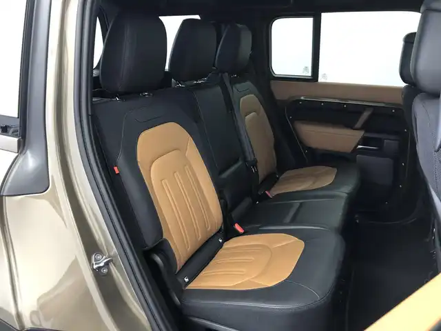 ランドローバー ランドローバー ディフェンダー XトロフィーED 愛知県 2021(令3)年 4.8万km 茶 20台限定特別仕様車/ボディーカラー「ゴンドワナストーン」/インテリアカラー「ヴィンテージタン／エボニー」/プロテクションフィルム施工済み/ワンオーナー/スライディングパノラミックルーフ/メリディアンサラウンドサウンド/コールドクライメートパック/赤キャリパー/ヘッドアップディスプレイ/置くだけ充電/デジタルインナーミラー/純正ナビ（Bluetooth/Apple CarPlay）/全方位カメラ/BSM/ACC/衝突軽減システム/レーンアシスト/コーナーセンサー/ETC2.0/パワーシート/シートヒーター/シートクーラー/メモリシート/ステアリングヒーター/ドライブレコーダー/純正AW/純正LEDライト/オートライト/ダウンヒルアシストコントロール/背面タイヤ