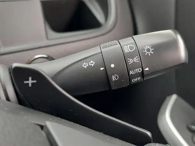 スズキ ソリオ バンディット HV SV 東京都 2019(平31)年 4万km ピュアホワイトP スズキセーフティサポート/・デュアルカメラブレーキサポート/・車線逸脱警報機能/・先行車発進お知らせ機能/・標識認知機能/・誤発進抑制機能/・アダプティブクルーズコントロール/・コーナーセンサー/・全方位モニター/プッシュスタート/パドルシフト/純正ナビ/フルセグTV/ETC/ドライブレコーダー/片側パワースライドドア/シートヒーター/パーソナルテーブル/後席ロールサンシェード/LEDヘッドライト/オートライト/ドアバイザー/15インチ純正アルミホイール/スマートキー