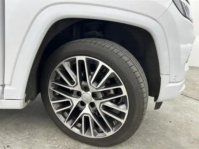 クライスラー・ジープ ジープ コンパス Sモデル 福島県 2023(令5)年 1.5万km パール 【AA車両・落札不可・価格変更中】/アダプティブクルーズコントロール/・アクティブ レーン マネジメント/・ハイウェイアシストシステム/・フルスピードフォワードコリジョンワーニング/・衝突被害軽減ブレーキ/・ブラインドスポットモニター/・ParkSenseフロント・リアパークアシスト/・ParkSense縦列/並列パークアシスト・アンパークアシスト/・サラウンドビューカメラ /・トラフィックサインレコグニション /・アクティブスピードリミッター /純正ナビゲーション/・バックカメラ/・360°カメラ/・ETC/・前後ドライブレコーダー/プッシュスタート/・スマートキー/革巻きステアリング/・ステアリングスイッチ/LEDライト/・フォグライト/・オートライト/・オートハイビーム/フロアマット