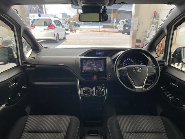 トヨタ ヴォクシー ハイブリッド ZS 煌Ⅱ 兵庫県 2019(平31)年 5.1万km ホワイトパールクリスタルシャイン ・トヨタセーフティーセンス/・プリクラッシュセーフティ/・レーンディバチャーアラート/・オートハイビーム/・パーキングサポートブレーキ/・クリアランスソナー/・先行車発進告知/・社外９インチメモリナビ/・フルセグ＆BT&DVD＆SD/・バックカメラ/・社外前方ドライブレコーダー/・両側パワースライドドア/・LEDヘッドライト/・フォグ/・オートライト/・ETC/・スマートキー/・プッシュスタート/・クルーズコントロール/・前席シートヒーター/・リヤエアコン/・革巻きステアリング