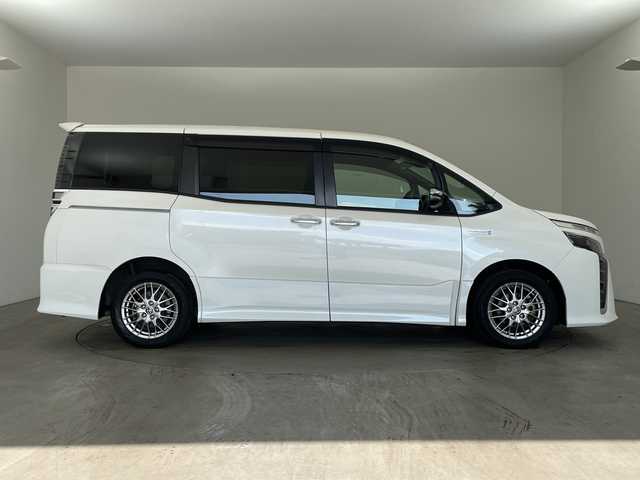 トヨタ ヴォクシー ハイブリッド ZS 煌Ⅱ 兵庫県 2019(平31)年 5.1万km ホワイトパールクリスタルシャイン ・トヨタセーフティーセンス/・プリクラッシュセーフティ/・レーンディバチャーアラート/・オートハイビーム/・パーキングサポートブレーキ/・クリアランスソナー/・先行車発進告知/・社外９インチメモリナビ/・フルセグ＆BT&DVD＆SD/・バックカメラ/・社外前方ドライブレコーダー/・両側パワースライドドア/・LEDヘッドライト/・フォグ/・オートライト/・ETC/・スマートキー/・プッシュスタート/・クルーズコントロール/・前席シートヒーター/・リヤエアコン/・革巻きステアリング
