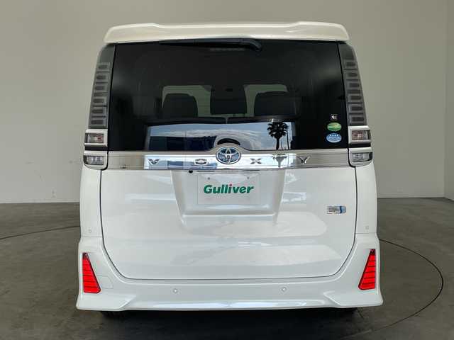 トヨタ ヴォクシー ハイブリッド ZS 煌Ⅱ 兵庫県 2019(平31)年 5.1万km ホワイトパールクリスタルシャイン ・トヨタセーフティーセンス/・プリクラッシュセーフティ/・レーンディバチャーアラート/・オートハイビーム/・パーキングサポートブレーキ/・クリアランスソナー/・先行車発進告知/・社外９インチメモリナビ/・フルセグ＆BT&DVD＆SD/・バックカメラ/・社外前方ドライブレコーダー/・両側パワースライドドア/・LEDヘッドライト/・フォグ/・オートライト/・ETC/・スマートキー/・プッシュスタート/・クルーズコントロール/・前席シートヒーター/・リヤエアコン/・革巻きステアリング