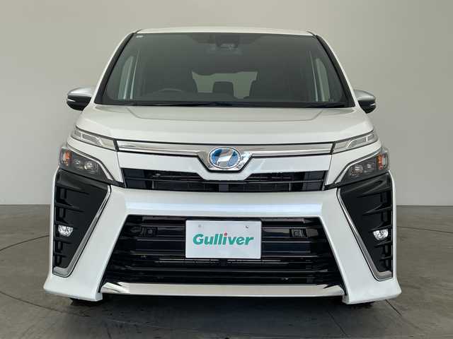 トヨタ ヴォクシー ハイブリッド ZS 煌Ⅱ 兵庫県 2019(平31)年 5.1万km ホワイトパールクリスタルシャイン ・トヨタセーフティーセンス/・プリクラッシュセーフティ/・レーンディバチャーアラート/・オートハイビーム/・パーキングサポートブレーキ/・クリアランスソナー/・先行車発進告知/・社外９インチメモリナビ/・フルセグ＆BT&DVD＆SD/・バックカメラ/・社外前方ドライブレコーダー/・両側パワースライドドア/・LEDヘッドライト/・フォグ/・オートライト/・ETC/・スマートキー/・プッシュスタート/・クルーズコントロール/・前席シートヒーター/・リヤエアコン/・革巻きステアリング