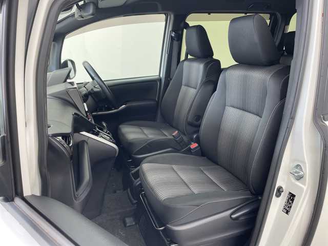 トヨタ ヴォクシー ハイブリッド ZS 煌Ⅱ 兵庫県 2019(平31)年 5.1万km ホワイトパールクリスタルシャイン ・トヨタセーフティーセンス/・プリクラッシュセーフティ/・レーンディバチャーアラート/・オートハイビーム/・パーキングサポートブレーキ/・クリアランスソナー/・先行車発進告知/・社外９インチメモリナビ/・フルセグ＆BT&DVD＆SD/・バックカメラ/・社外前方ドライブレコーダー/・両側パワースライドドア/・LEDヘッドライト/・フォグ/・オートライト/・ETC/・スマートキー/・プッシュスタート/・クルーズコントロール/・前席シートヒーター/・リヤエアコン/・革巻きステアリング