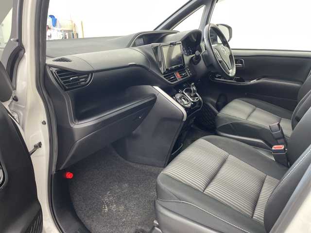 トヨタ ヴォクシー ハイブリッド ZS 煌Ⅱ 兵庫県 2019(平31)年 5.1万km ホワイトパールクリスタルシャイン ・トヨタセーフティーセンス/・プリクラッシュセーフティ/・レーンディバチャーアラート/・オートハイビーム/・パーキングサポートブレーキ/・クリアランスソナー/・先行車発進告知/・社外９インチメモリナビ/・フルセグ＆BT&DVD＆SD/・バックカメラ/・社外前方ドライブレコーダー/・両側パワースライドドア/・LEDヘッドライト/・フォグ/・オートライト/・ETC/・スマートキー/・プッシュスタート/・クルーズコントロール/・前席シートヒーター/・リヤエアコン/・革巻きステアリング