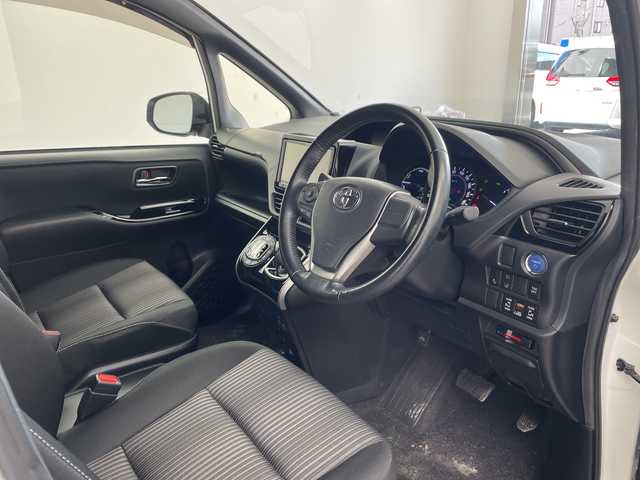 トヨタ ヴォクシー ハイブリッド ZS 煌Ⅱ 兵庫県 2019(平31)年 5.1万km ホワイトパールクリスタルシャイン ・トヨタセーフティーセンス/・プリクラッシュセーフティ/・レーンディバチャーアラート/・オートハイビーム/・パーキングサポートブレーキ/・クリアランスソナー/・先行車発進告知/・社外９インチメモリナビ/・フルセグ＆BT&DVD＆SD/・バックカメラ/・社外前方ドライブレコーダー/・両側パワースライドドア/・LEDヘッドライト/・フォグ/・オートライト/・ETC/・スマートキー/・プッシュスタート/・クルーズコントロール/・前席シートヒーター/・リヤエアコン/・革巻きステアリング