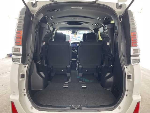 トヨタ ヴォクシー ハイブリッド ZS 煌Ⅱ 兵庫県 2019(平31)年 5.1万km ホワイトパールクリスタルシャイン ・トヨタセーフティーセンス/・プリクラッシュセーフティ/・レーンディバチャーアラート/・オートハイビーム/・パーキングサポートブレーキ/・クリアランスソナー/・先行車発進告知/・社外９インチメモリナビ/・フルセグ＆BT&DVD＆SD/・バックカメラ/・社外前方ドライブレコーダー/・両側パワースライドドア/・LEDヘッドライト/・フォグ/・オートライト/・ETC/・スマートキー/・プッシュスタート/・クルーズコントロール/・前席シートヒーター/・リヤエアコン/・革巻きステアリング