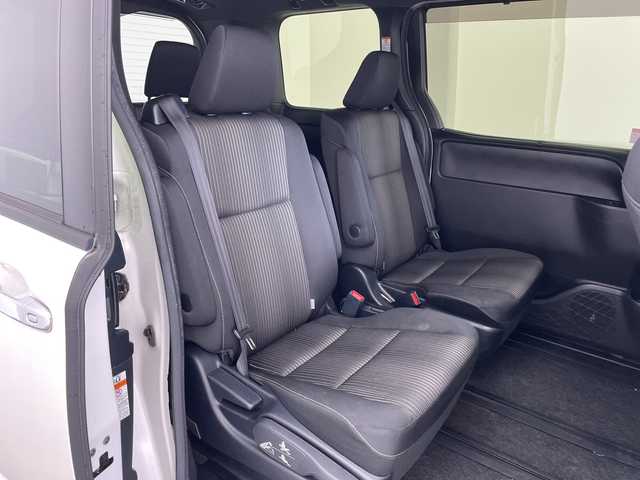 トヨタ ヴォクシー ハイブリッド ZS 煌Ⅱ 兵庫県 2019(平31)年 5.1万km ホワイトパールクリスタルシャイン ・トヨタセーフティーセンス/・プリクラッシュセーフティ/・レーンディバチャーアラート/・オートハイビーム/・パーキングサポートブレーキ/・クリアランスソナー/・先行車発進告知/・社外９インチメモリナビ/・フルセグ＆BT&DVD＆SD/・バックカメラ/・社外前方ドライブレコーダー/・両側パワースライドドア/・LEDヘッドライト/・フォグ/・オートライト/・ETC/・スマートキー/・プッシュスタート/・クルーズコントロール/・前席シートヒーター/・リヤエアコン/・革巻きステアリング