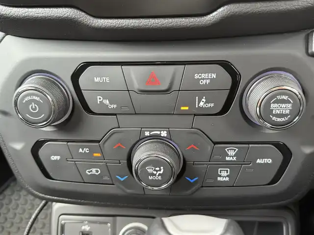 クライスラー・ジープ ジープ レネゲード ロンジチュード 千葉県 2021(令3)年 3.8万km 青 ワンオーナー/ディスプレイオーディオ/クルーズコントロール/レーンアシスト/パーキングアシスト/アイドリングストップ/横滑り防止機能/純正フロアマット/スペアキー/ETC/取扱説明書/保証書/夏タイヤ鉄チンホイール積込