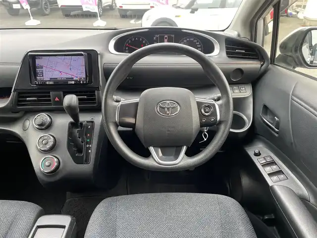 トヨタ シエンタ X Vパッケージ 埼玉県 2017(平29)年 4.9万km シルバーM 車いす仕様車スロープタイプ3//助手席回転チルトシート//モデリスタエアロ//社外メモリナビ//フルセグTV//バックカメラ//CD/DVD/Bluetooth//ビルトインETC//リモコンキー//PCS 衝突軽減ブレーキ//LDA 車線逸脱警報//Wエアバッグ&ABS//横滑り防止装置//ドライブレコーダー//オートハイビーム//スモークフィルム//ドアバイザー//社外15インチAW//ホイール付き夏タイヤ積込//新車時保証書//取扱説明書//スペアキー×2