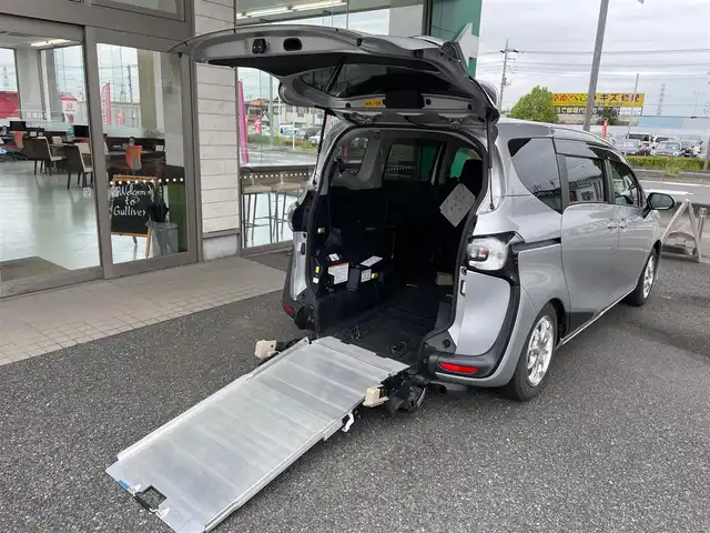 トヨタ シエンタ X Vパッケージ 埼玉県 2017(平29)年 4.9万km シルバーM 車いす仕様車スロープタイプ3//助手席回転チルトシート//モデリスタエアロ//社外メモリナビ//フルセグTV//バックカメラ//CD/DVD/Bluetooth//ビルトインETC//リモコンキー//PCS 衝突軽減ブレーキ//LDA 車線逸脱警報//Wエアバッグ&ABS//横滑り防止装置//ドライブレコーダー//オートハイビーム//スモークフィルム//ドアバイザー//社外15インチAW//ホイール付き夏タイヤ積込//新車時保証書//取扱説明書//スペアキー×2