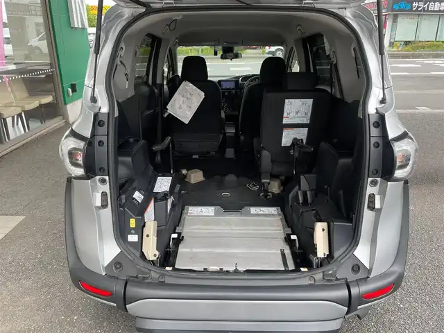 トヨタ シエンタ X Vパッケージ 埼玉県 2017(平29)年 4.9万km シルバーM 車いす仕様車スロープタイプ3//助手席回転チルトシート//モデリスタエアロ//社外メモリナビ//フルセグTV//バックカメラ//CD/DVD/Bluetooth//ビルトインETC//リモコンキー//PCS 衝突軽減ブレーキ//LDA 車線逸脱警報//Wエアバッグ&ABS//横滑り防止装置//ドライブレコーダー//オートハイビーム//スモークフィルム//ドアバイザー//社外15インチAW//ホイール付き夏タイヤ積込//新車時保証書//取扱説明書//スペアキー×2