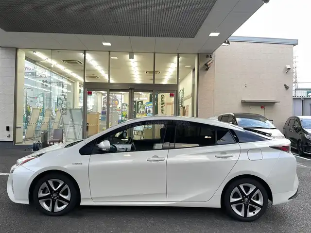 トヨタ プリウス A ツーリングセレクション 大阪府 2016(平28)年 7.4万km ホワイトパールクリスタルシャイン メモリナビ/フルセグテレビ/バックカメラ/ビルトインETC/アイドリングストップ/クルーズコントロール/プッシュスタート/シートヒーター/エアシート/横滑り防止装置/クルーズコントロール/オートライト/オートハイビーム/純正フロアマット/ドライブレコーダー