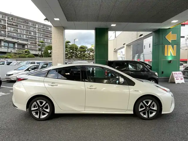 トヨタ プリウス A ツーリングセレクション 大阪府 2016(平28)年 7.4万km ホワイトパールクリスタルシャイン メモリナビ/フルセグテレビ/バックカメラ/ビルトインETC/アイドリングストップ/クルーズコントロール/プッシュスタート/シートヒーター/エアシート/横滑り防止装置/クルーズコントロール/オートライト/オートハイビーム/純正フロアマット/ドライブレコーダー