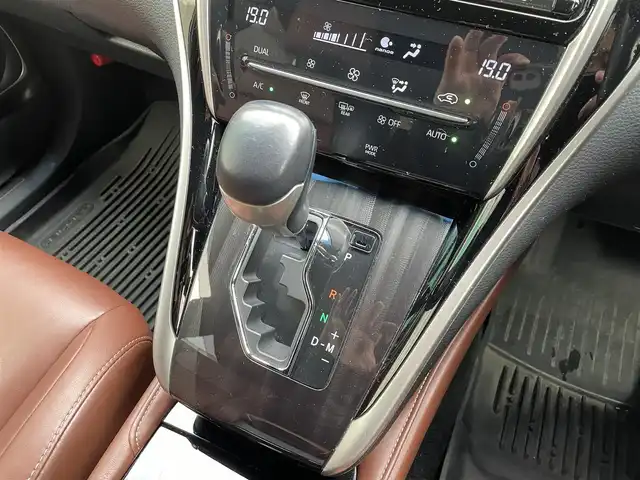 トヨタ ハリアー プレミアム 青森県 2018(平30)年 5.8万km ブラック ワンオーナー /4WD/寒冷地仕様/純正SDナビ/ (CD/DVD/BT/SD)/フルセグTV/バックカメラ/Toyota Safety Sense P/・プリクラッシュセーフティ/・レーンディパーチャーアラート/・アダプティブハイビーム/・オートマチックハイビーム/・レーダークルーズコントロール/インテリジェントクリアランスソナー/純正エンジンスターター /パワーバックドア /オートライト/LEDヘッドライト/フォグランプ/リアフォグランプ/ウッドコンビステアリング/ステアリングリモコン/電動ステアリングチルト/ETC/自動防眩ミラー/オートブレーキホールド/純正フロアマット/純正ラバーフロアマット/純正ドアバイザー/18インチ純正アルミホイール/スペアキー/取扱説明書/保証書