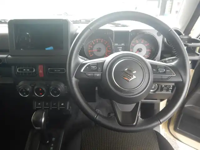 スズキ ジムニー XC 静岡県 2021(令3)年 4.2万km シフォンアイボリーM ワンオーナー/新車保証書/デュアルセンサーブレーキサポート/車線逸脱警報/パートタイム4WD/・高低二段切り替え式（後輪駆動ベース）/スマートキー×2/プッシュスタート/インタークーラーターボエンジン/ヘッドライトウォッシャー/オートライト/社外フロアマット/バックカメラ（本体のみ）/背面タイヤ/TOYO TIRES オープンカントリーR/T/前席シートヒーター/ウインカー付きドアミラー/新車保証書/取り扱い説明書
