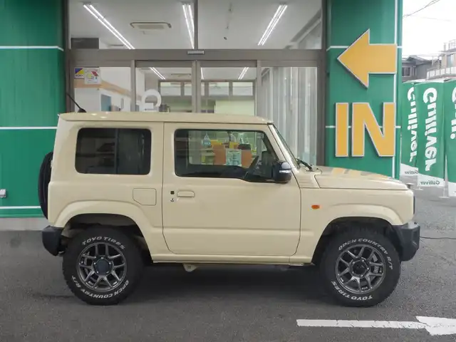 スズキ ジムニー XC 静岡県 2021(令3)年 4.2万km シフォンアイボリーM ワンオーナー/新車保証書/デュアルセンサーブレーキサポート/車線逸脱警報/パートタイム4WD/・高低二段切り替え式（後輪駆動ベース）/スマートキー×2/プッシュスタート/インタークーラーターボエンジン/ヘッドライトウォッシャー/オートライト/社外フロアマット/バックカメラ（本体のみ）/背面タイヤ/TOYO TIRES オープンカントリーR/T/前席シートヒーター/ウインカー付きドアミラー/新車保証書/取り扱い説明書