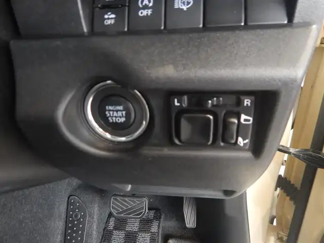 スズキ ジムニー XC 静岡県 2021(令3)年 4.2万km シフォンアイボリーM ワンオーナー/新車保証書/デュアルセンサーブレーキサポート/車線逸脱警報/パートタイム4WD/・高低二段切り替え式（後輪駆動ベース）/スマートキー×2/プッシュスタート/インタークーラーターボエンジン/ヘッドライトウォッシャー/オートライト/社外フロアマット/バックカメラ（本体のみ）/背面タイヤ/TOYO TIRES オープンカントリーR/T/前席シートヒーター/ウインカー付きドアミラー/新車保証書/取り扱い説明書