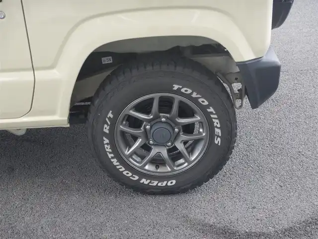 スズキ ジムニー XC 静岡県 2021(令3)年 4.2万km シフォンアイボリーM ワンオーナー/新車保証書/デュアルセンサーブレーキサポート/車線逸脱警報/パートタイム4WD/・高低二段切り替え式（後輪駆動ベース）/スマートキー×2/プッシュスタート/インタークーラーターボエンジン/ヘッドライトウォッシャー/オートライト/社外フロアマット/バックカメラ（本体のみ）/背面タイヤ/TOYO TIRES オープンカントリーR/T/前席シートヒーター/ウインカー付きドアミラー/新車保証書/取り扱い説明書