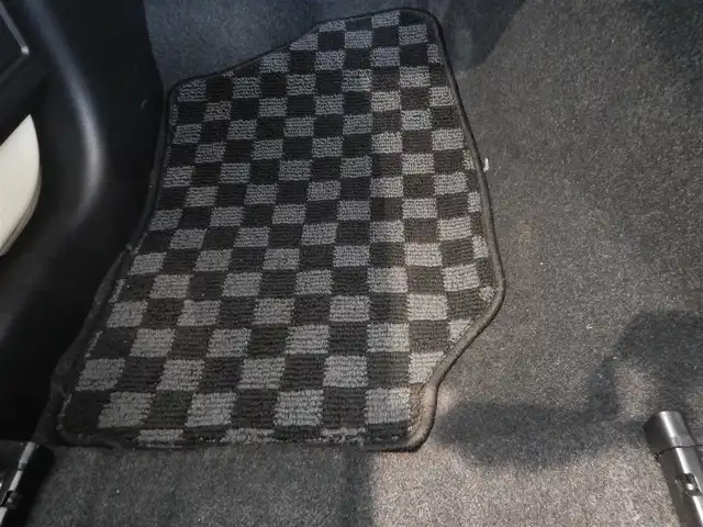 スズキ ジムニー XC 静岡県 2021(令3)年 4.2万km シフォンアイボリーM ワンオーナー/新車保証書/デュアルセンサーブレーキサポート/車線逸脱警報/パートタイム4WD/・高低二段切り替え式（後輪駆動ベース）/スマートキー×2/プッシュスタート/インタークーラーターボエンジン/ヘッドライトウォッシャー/オートライト/社外フロアマット/バックカメラ（本体のみ）/背面タイヤ/TOYO TIRES オープンカントリーR/T/前席シートヒーター/ウインカー付きドアミラー/新車保証書/取り扱い説明書