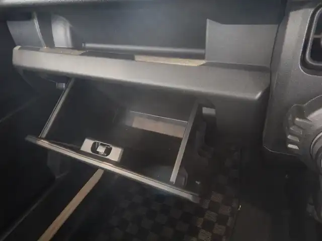スズキ ジムニー XC 静岡県 2021(令3)年 4.2万km シフォンアイボリーM ワンオーナー/新車保証書/デュアルセンサーブレーキサポート/車線逸脱警報/パートタイム4WD/・高低二段切り替え式（後輪駆動ベース）/スマートキー×2/プッシュスタート/インタークーラーターボエンジン/ヘッドライトウォッシャー/オートライト/社外フロアマット/バックカメラ（本体のみ）/背面タイヤ/TOYO TIRES オープンカントリーR/T/前席シートヒーター/ウインカー付きドアミラー/新車保証書/取り扱い説明書