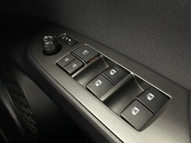 トヨタ プリウス ＰＨＶ Sナビパッケージ・GRスポーツ 岡山県 2017(平29)年 6.2万km ホワイトパールクリスタルシャイン 純正１１．６インチナビ/【Bluetooth/フルセグTV/AUX/iPod】/前席シートヒーター/社外ドライブレコーダー前後/取付型いデジタルインナーミラー/ビルトインＥＴＣ２．０/四眼ＬＥＤヘッドライト/レーダークルーズコントロール/テレビキャンセラー/オートハイビーム/バックカメラ/衝突軽減ブレーキ/ISOFIX