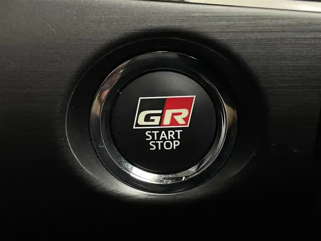 トヨタ プリウス ＰＨＶ Sナビパッケージ・GRスポーツ 岡山県 2017(平29)年 6.2万km ホワイトパールクリスタルシャイン 純正１１．６インチナビ/【Bluetooth/フルセグTV/AUX/iPod】/前席シートヒーター/社外ドライブレコーダー前後/取付型いデジタルインナーミラー/ビルトインＥＴＣ２．０/四眼ＬＥＤヘッドライト/レーダークルーズコントロール/テレビキャンセラー/オートハイビーム/バックカメラ/衝突軽減ブレーキ/ISOFIX