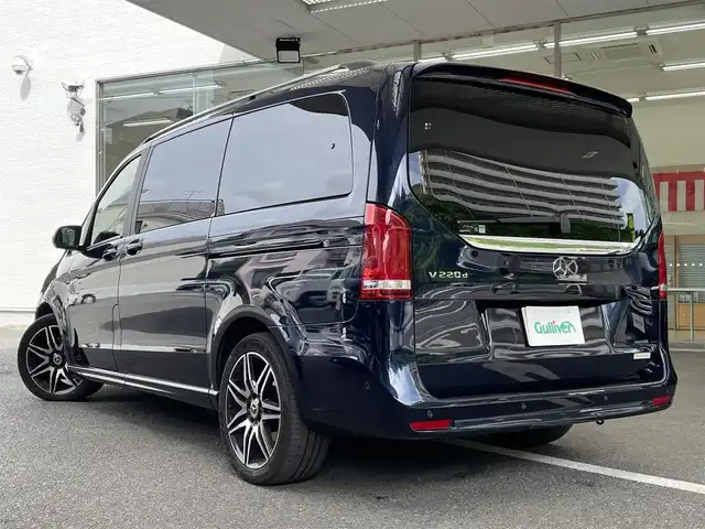 メルセデス・ベンツ Ｖ２２０ d AVG ロング AMGライン 神奈川県 2022(令4)年 2.7万km カバンサイトブルー ワンオーナー/純正メモリナビ/フルセグテレビ/バックカメラ/アラウンドビューモニター/ETC2.0/前後ドライブレコーダー/Burmesterサウンドシステム/carrozzeriaフリップダウンモニター/ダブルサンルーフ/ALPINEデジタルインナーミラー/両側パワースライドドア/ルーフレール/本革レザーシート（黒）/シートヒーター/アクティブブレーキアシスト/ブラインドスポットアシスト/アテンションアシスト/レーンキープアシスト/純正フロアマット/プッシュスタート/スペアキーあり/保証書あり/取扱説明書あり