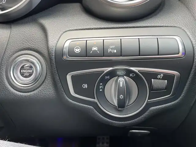 メルセデス・ベンツ Ｃ２２０ｄ 福島県 2018(平30)年 2.9万km ダイヤモンドホワイト 純正HDDナビ/（フルセグTV/Bluetooth/SD）/バックカメラ/ETC2.0/前後ドライブレコーダー/革シート/前席パワーシート/前席シートヒーター/レーダーセーフティーパッケージ/・アクティブディスタンスアシストディストロニック(全自動再発進機能付)/・アクティブステアリングアシスト/・アクティブレーンチェンジングアシスト/・アクティブエマージェンシーストップアシスト/・アクティブブレーキアシスト(歩行者/飛び出し検知機能付)/・PRE-SAFEインパルス(前面衝突被害軽減機能)/・アクティブブラインドスポットアシスト/・アクティブレーンキーピングアシスト/・リアCPA(被害軽減ブレーキ付後方衝突警告システム)/・トラフィックサインアシスト/純正18インチアルミホイール/純正LEDヘッドライト/スマートキー/スペアキー1本/保証書/取扱説明書