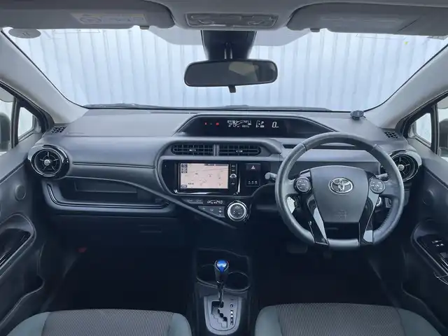 トヨタ アクア S スタイルブラック 滋賀県 2016(平28)年 1.7万km ライムホワイトパールクリスタルシャイン 純正SDナビ/・AM/FM/・CD/DVD/SD/・Bluetooth/・フルセグTV/バックカメラ/ステアリングスイッチ/革巻きステアリング/オートマチックヘッドライト/LEDヘッドライト/フォグランプ/プリクラッシュセーフティ/レーンキープアシスト/オートハイビーム/コーナーセンサー/電動格納ミラー/ドアバイザー/純正15インチアルミホイール