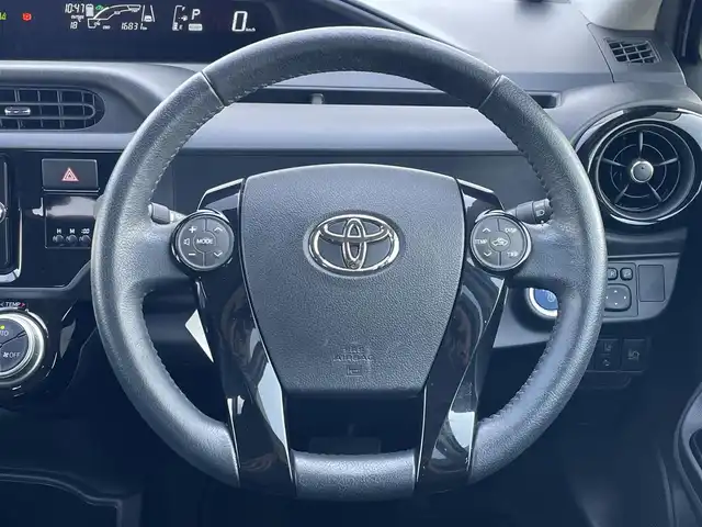 トヨタ アクア S スタイルブラック 滋賀県 2016(平28)年 1.7万km ライムホワイトパールクリスタルシャイン 純正SDナビ/・AM/FM/・CD/DVD/SD/・Bluetooth/・フルセグTV/バックカメラ/ステアリングスイッチ/革巻きステアリング/オートマチックヘッドライト/LEDヘッドライト/フォグランプ/プリクラッシュセーフティ/レーンキープアシスト/オートハイビーム/コーナーセンサー/電動格納ミラー/ドアバイザー/純正15インチアルミホイール