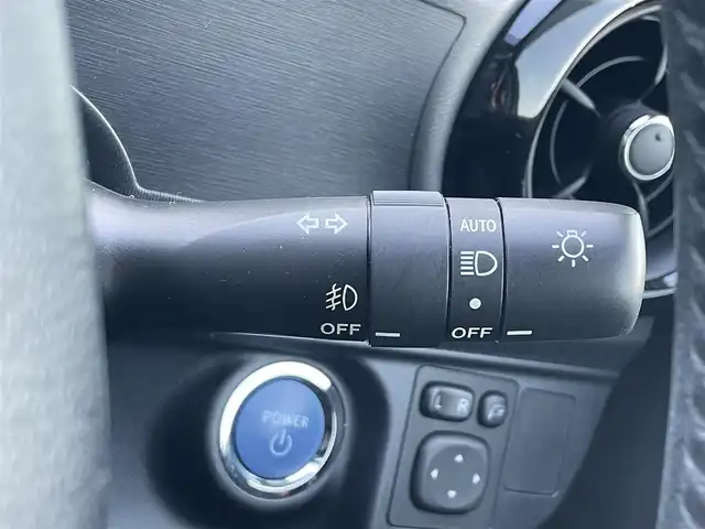 トヨタ アクア S スタイルブラック 滋賀県 2016(平28)年 1.7万km ライムホワイトパールクリスタルシャイン 純正SDナビ/・AM/FM/・CD/DVD/SD/・Bluetooth/・フルセグTV/バックカメラ/ステアリングスイッチ/革巻きステアリング/オートマチックヘッドライト/LEDヘッドライト/フォグランプ/プリクラッシュセーフティ/レーンキープアシスト/オートハイビーム/コーナーセンサー/電動格納ミラー/ドアバイザー/純正15インチアルミホイール