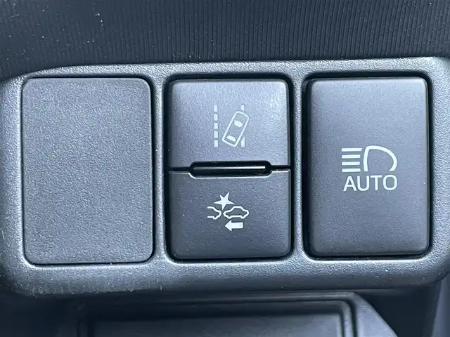 トヨタ アクア S スタイルブラック 滋賀県 2016(平28)年 1.7万km ライムホワイトパールクリスタルシャイン 純正SDナビ/・AM/FM/・CD/DVD/SD/・Bluetooth/・フルセグTV/バックカメラ/ステアリングスイッチ/革巻きステアリング/オートマチックヘッドライト/LEDヘッドライト/フォグランプ/プリクラッシュセーフティ/レーンキープアシスト/オートハイビーム/コーナーセンサー/電動格納ミラー/ドアバイザー/純正15インチアルミホイール